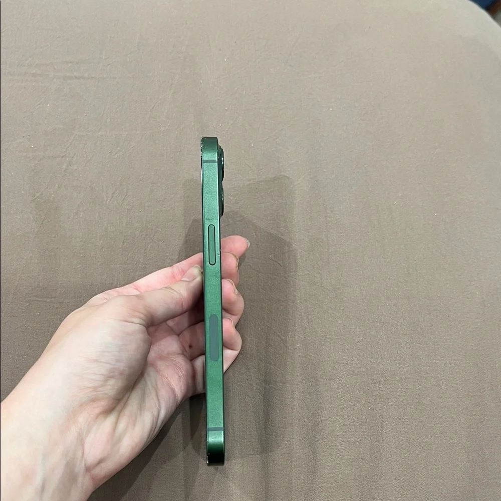 IPhone 13 forest green (DOES NOT WORK)